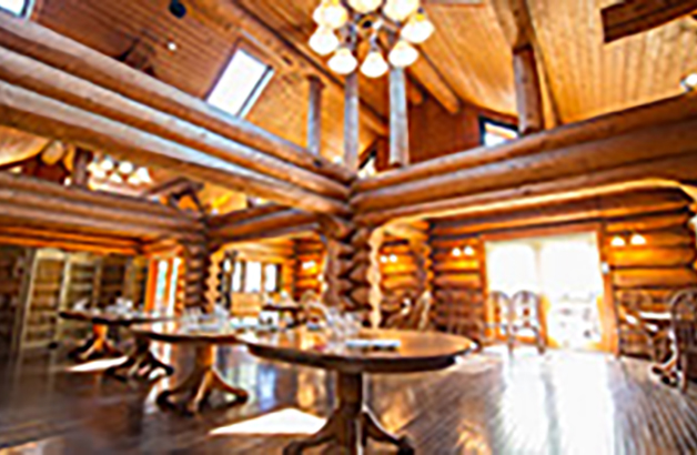 Aside from the employee cafeteria, there is also a restaurant in the style of a log cabin. You can enjoy a little luxury cuisine in its stylish interior.