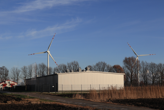[画像]図1 ビストラ風力発電所に併設したハイブリッドBESS建屋