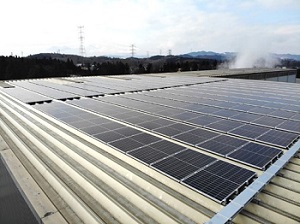 [画像]日立Astemoハイキャスト福島工場の屋根に並べられた太陽光パネル