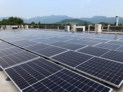 [画像]日立GLS栃木事業所の開発建屋屋上に並べられた太陽光パネル