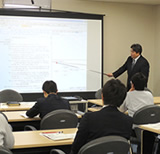 [写真]トヨタ社内講師による操作法講習会の様子