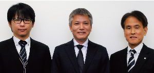 写真：キヤノンITソリューションズ株式会社　石塚 裕 氏(左側)　新 正三 氏(中央)　高橋 嘉文 氏(右側)