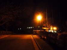 秋田事業所 スロープ外灯 点灯時の写真