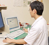 写真：指静脈認証で医療情報システムのポータルにログオンする医師