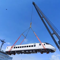 台湾・花蓮港での車両陸揚げ作業