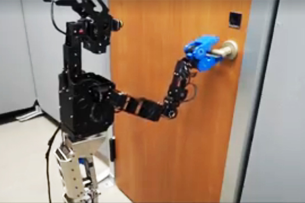 学習済みの複数の動作を自律的に組み合わせてロボット全身の制御を行う深層学習技術を開発